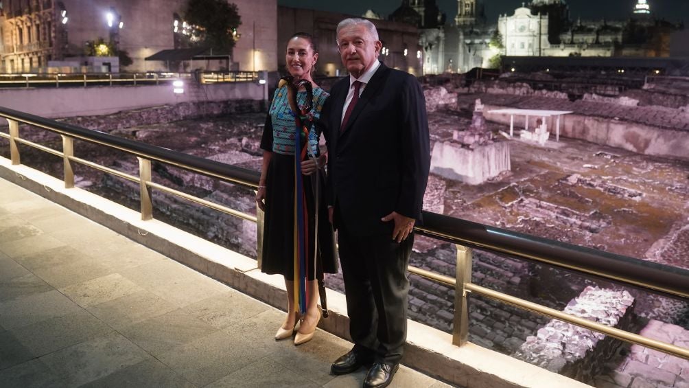 López Obrador entregando el bastón de mando a Claudia Sheinbaum