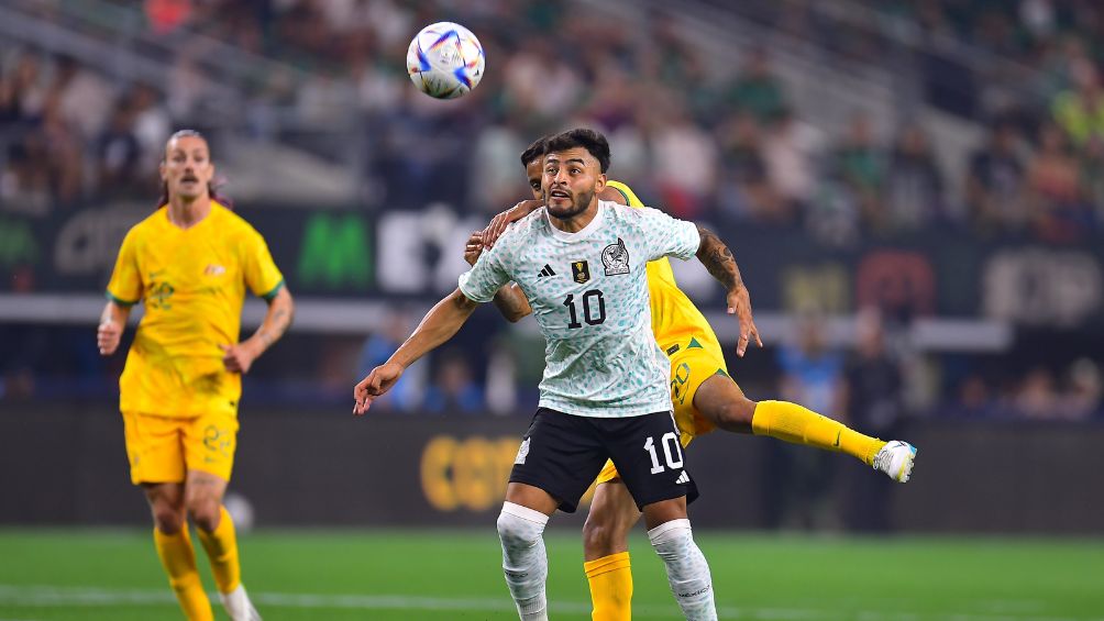 El mexicano disputando un balón ante Australia