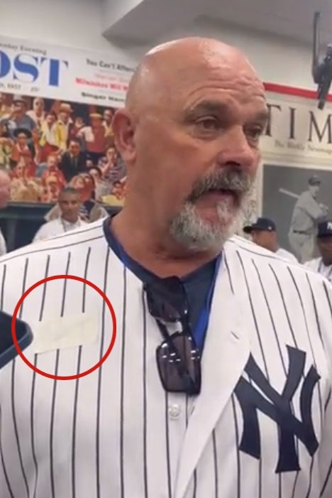 David Wells tapó el logo del patrocinador de los Yankees