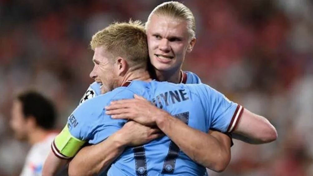 Haaland celebrando junto a Kevin De Bruyne