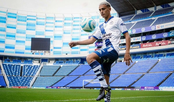 Lucas de los Santos durante su presentación con Puebla