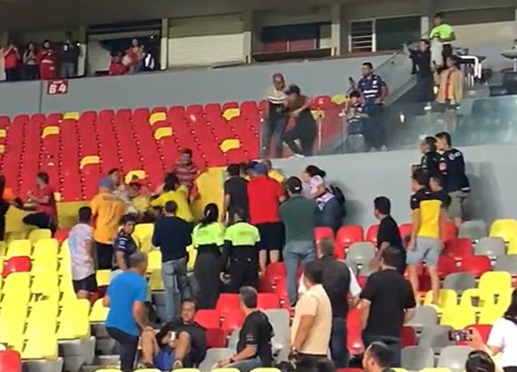 Pelea durante el Atlético Morelia vs La Paz