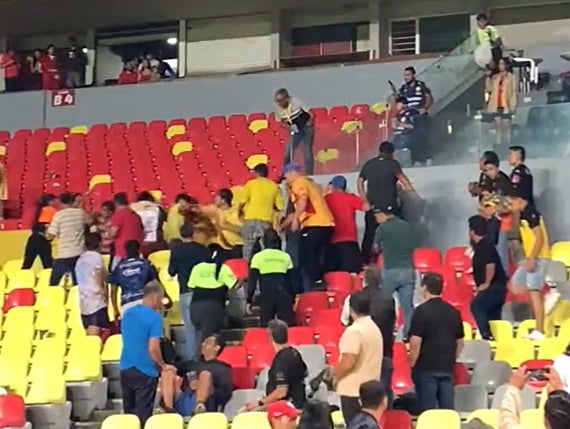 Pelea durante el Atlético Morelia vs La Paz