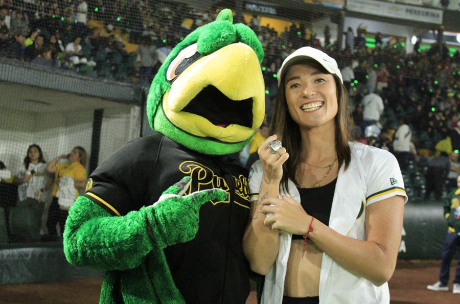 Mati Álvarez con la mascota de los Pericos tras lanzar primera bola