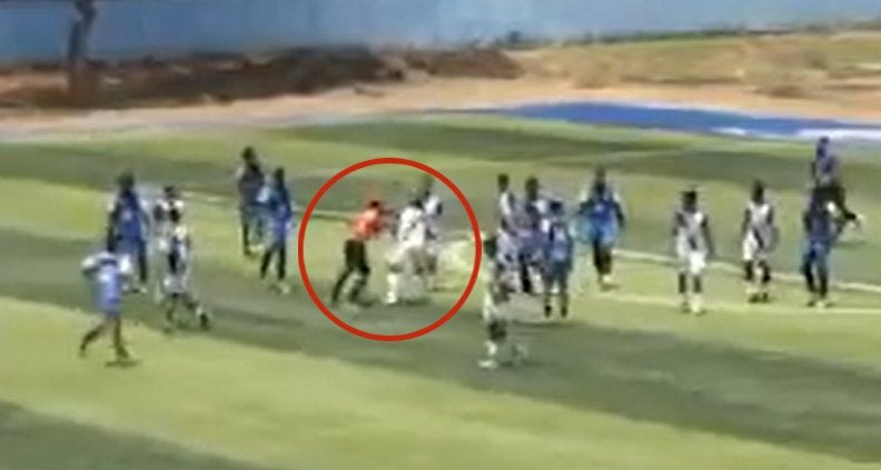 Un jugador y un árbitro pelean durante un partido en Ecuador