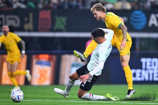 Edson Álvarez durante el juego vs Australia