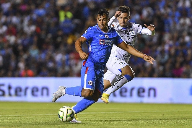 Iván Morales en un partido con Cruz Azul