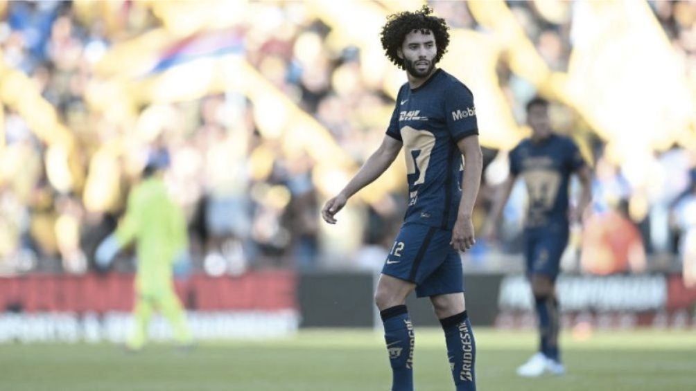 Chino en un partido con Pumas