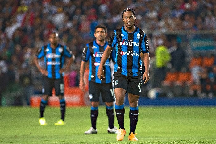 Ronaldinho con la playera de los Gallos Blancos 