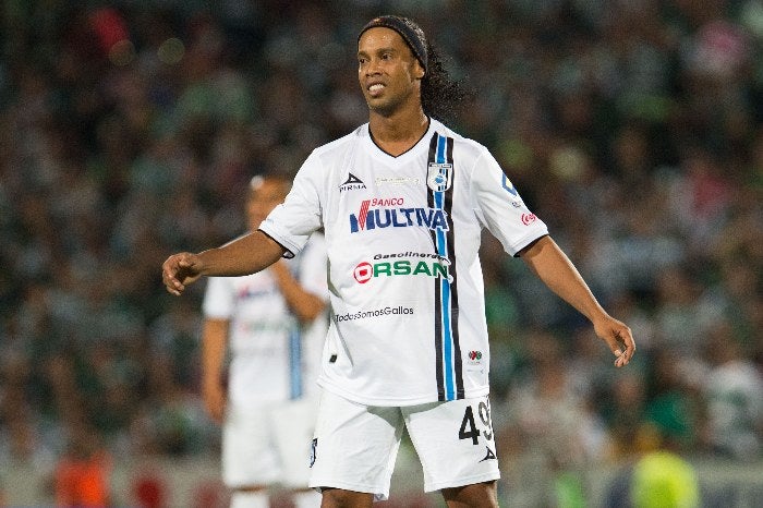 Ronaldinho jugando con el Querétaro 