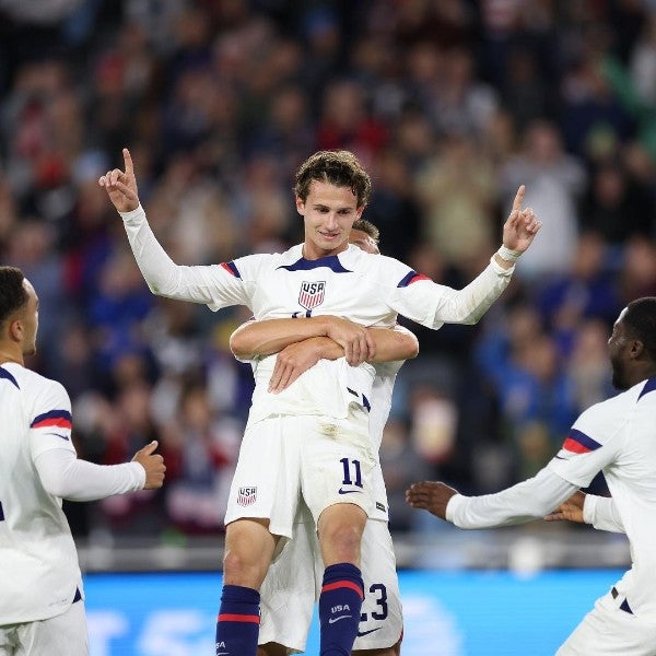 Brenden Aaronson celebrando su gol 