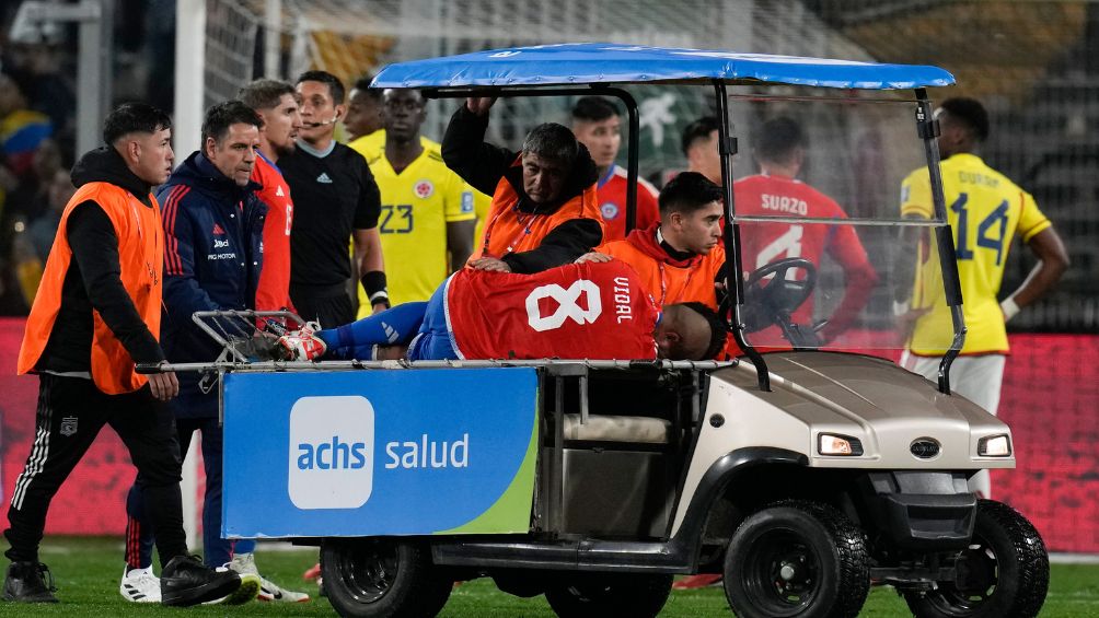 Arturo Vidal abandonando el partido en camilla