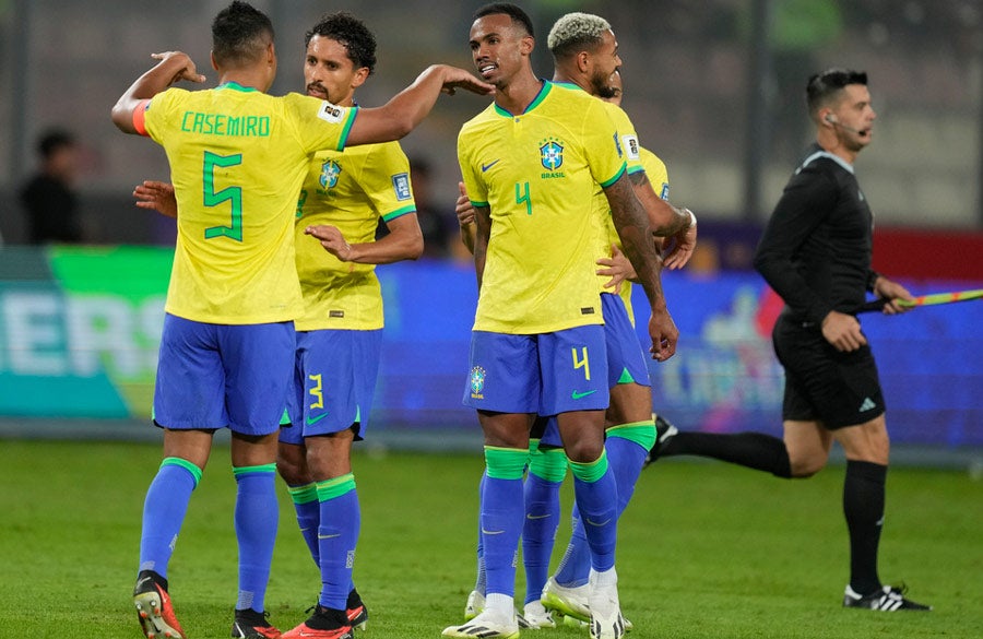 Jugadores de Brasil celebran victoria en Perú