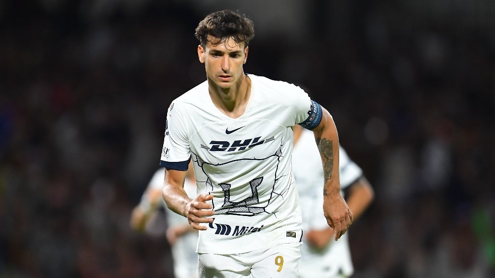 Juan Dinenno con la playera de los Pumas 