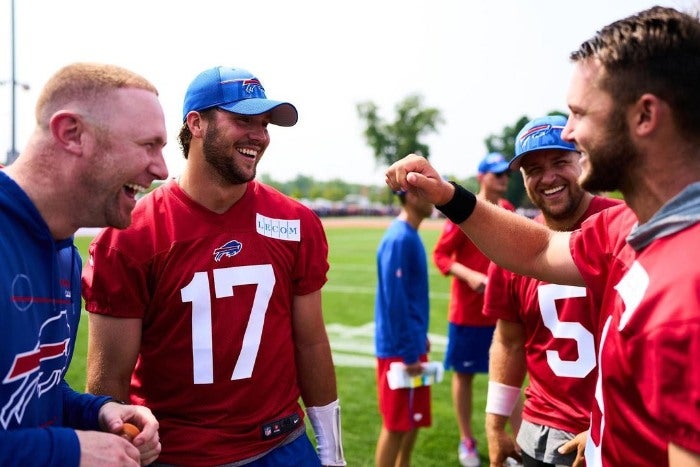 Josh Allen entrenando con los Bills 