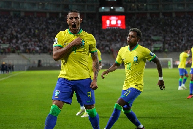 Richarlison festeja su gol ante Perú