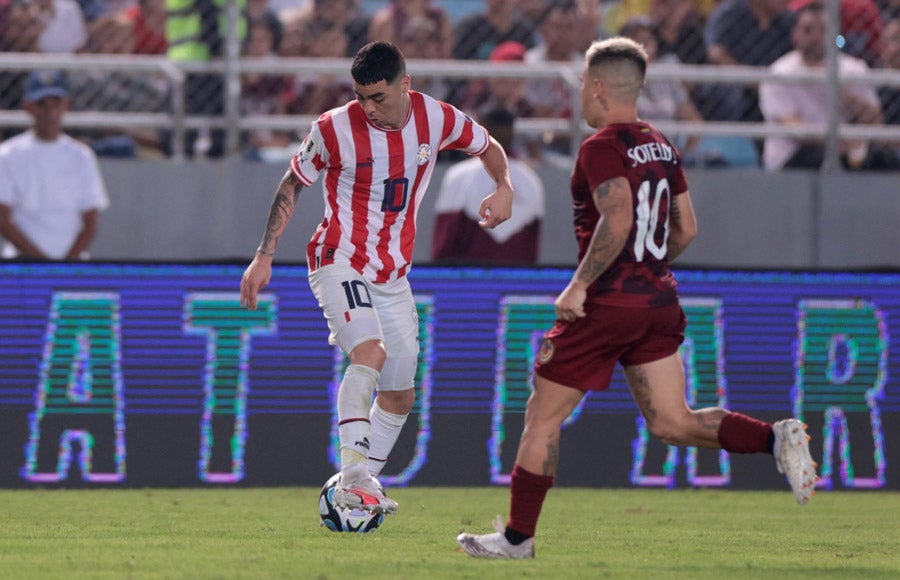 Miguel Almirón encara a Soteldo