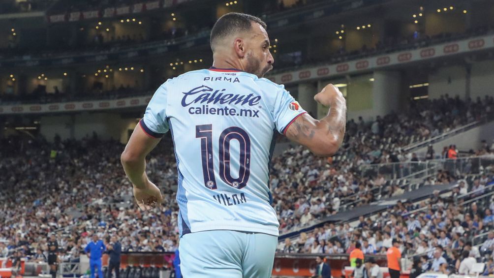 Moisés Vieira celebrando un gol ante Monterrey