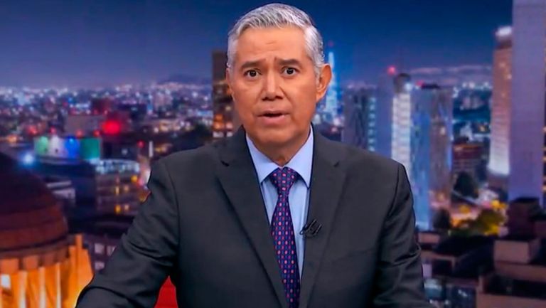 Santos Mondragón durante la emisión de un noticiero