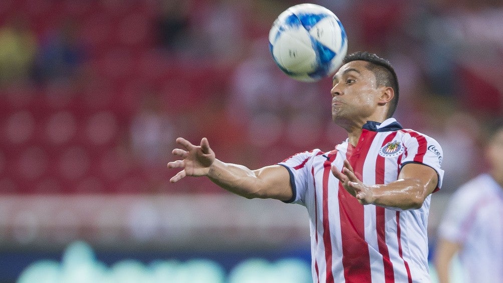 Edwin 'Aris' Hernández en partido con Chivas