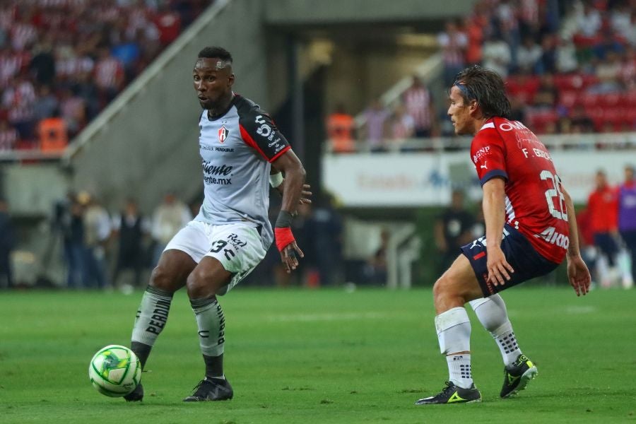 Julián Quiñones en el Clásico Tapatío