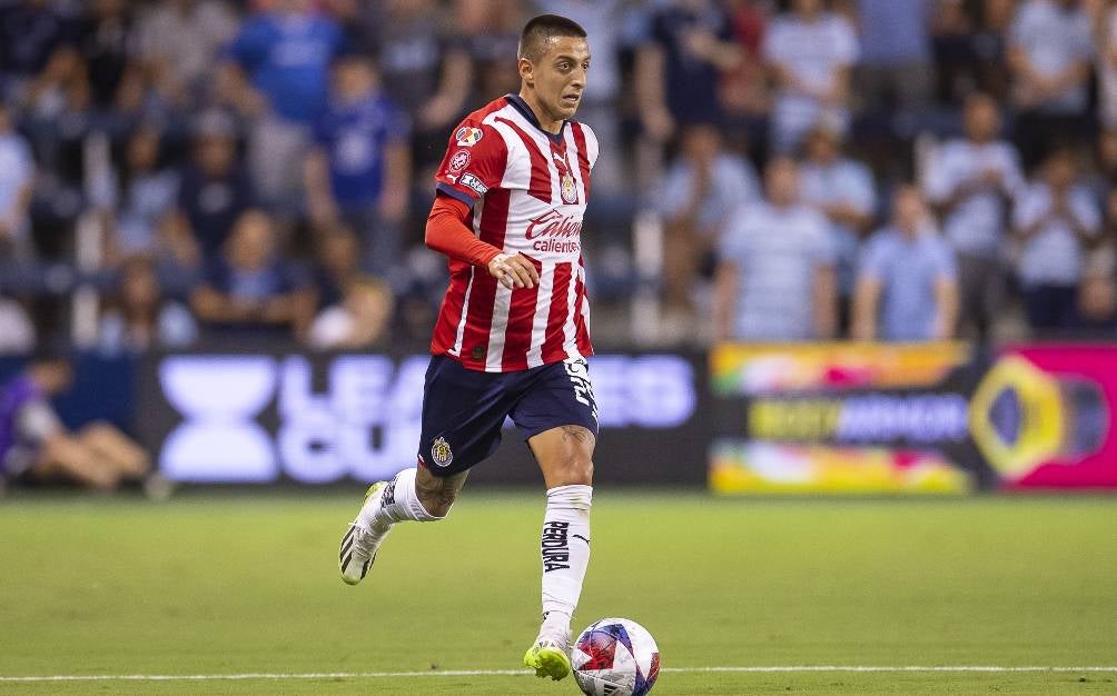 Roberto Alvarado en partido con Chivas