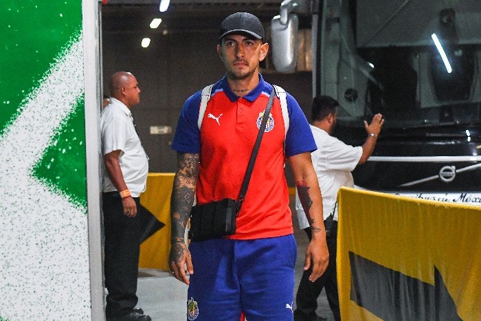 Víctor Guzmán llegando con las Chivas 