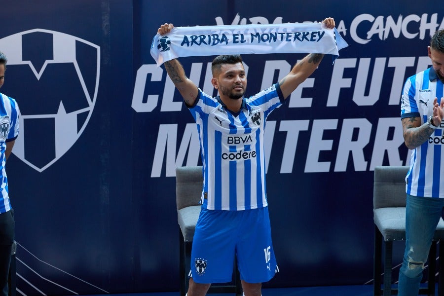 Tecatito Corona en su presentación con Rayados de Monterrey