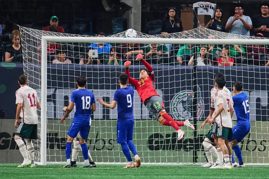 Memo Ochoa en el tercer gol de Uzbekistán