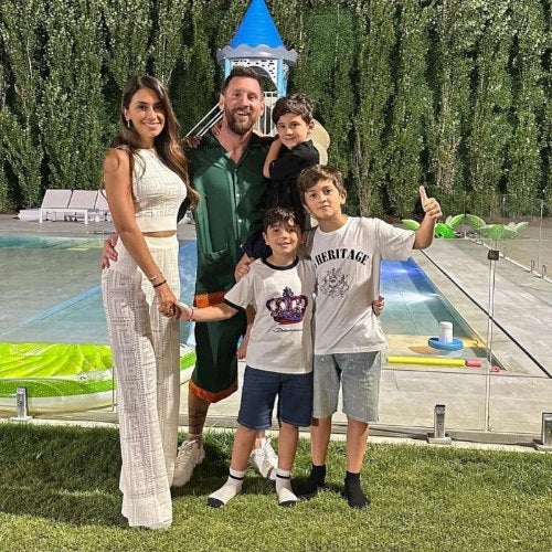 Thiago Messi junto a su familia 