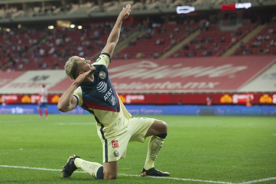 Henry Martín festejando en un Clásico Nacional