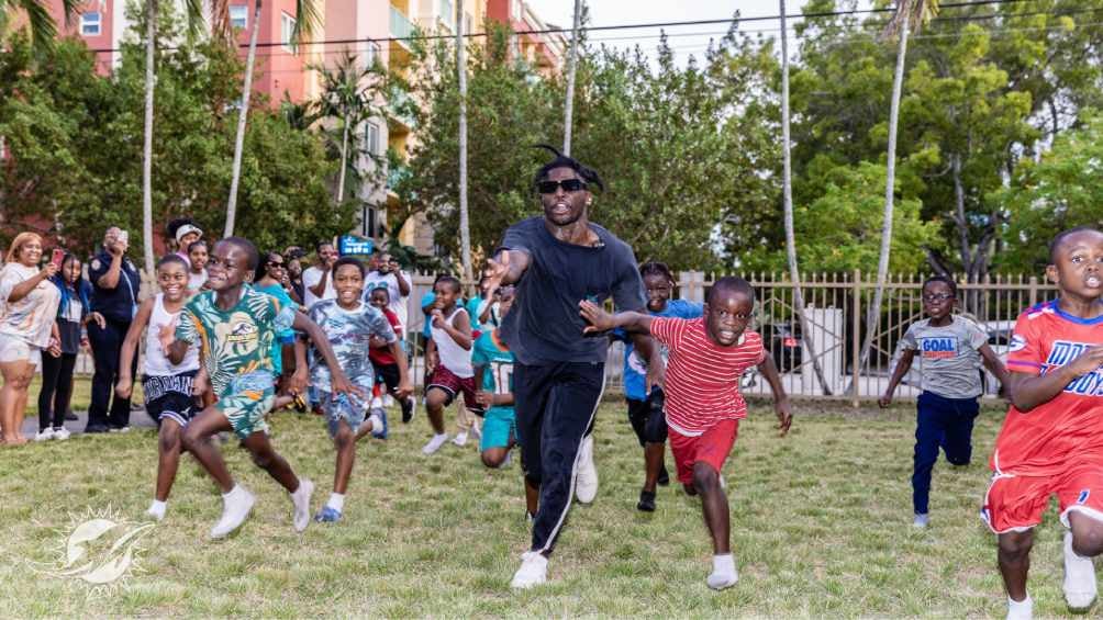 Dolphins: Tyreek Hill gifts 'Mini Cheetah' jersey in heartwarming gesture