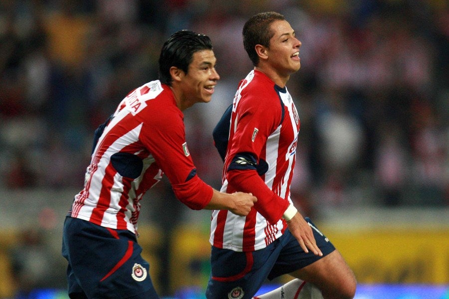 Gonzalo Pineda con Chicharito Hernández en las Chivas