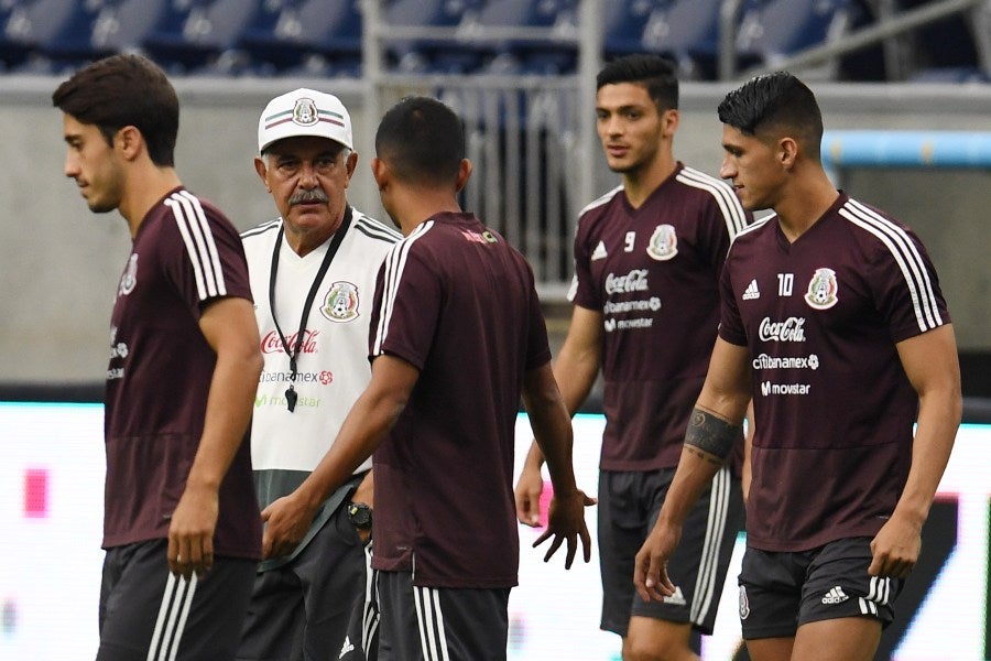 Alan Pulido en un entrenamiento con la Selección Mexicana