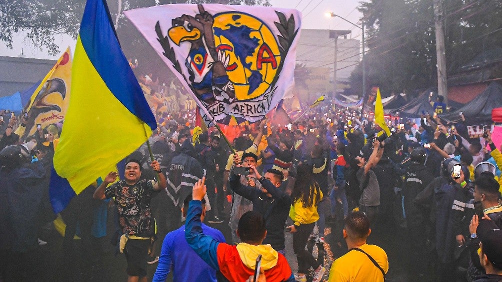 Afición del América en las instalaciones del Estadio Azteca