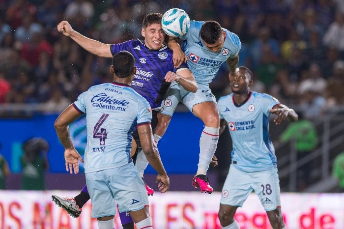 Mazatlán y Cruz Azul disputando el balón