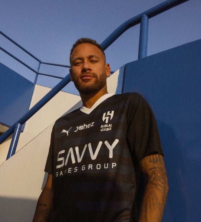 Neymar posando con la playera del Al-Hilal