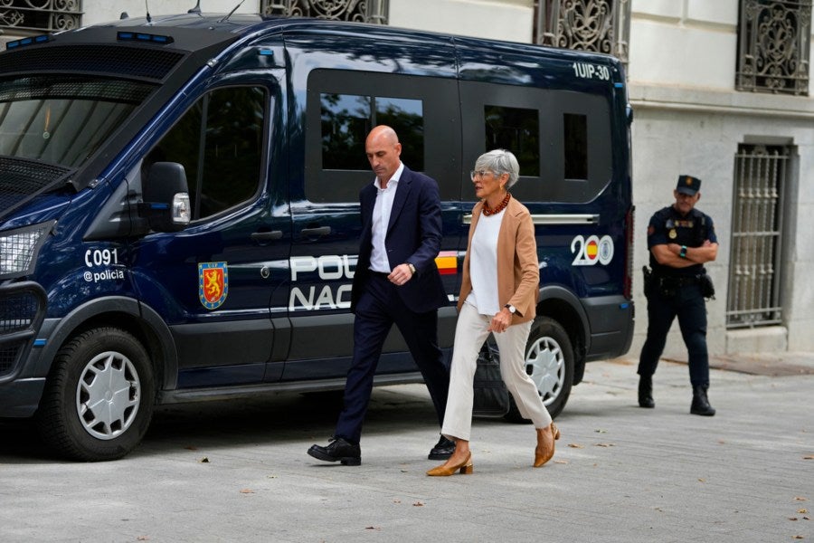 Luis Rubiales de camino a la Fiscalía con su abogada