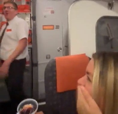 Incidente en Vuelo de EasyJet: Pareja Pillada en Acto Íntimo