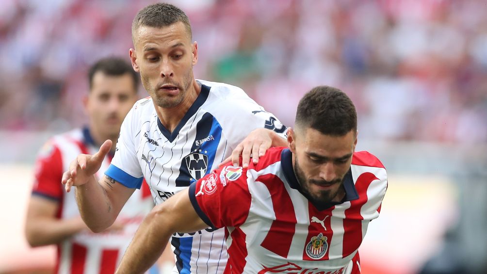 Canales disputando un balón contra Antonio Briseño