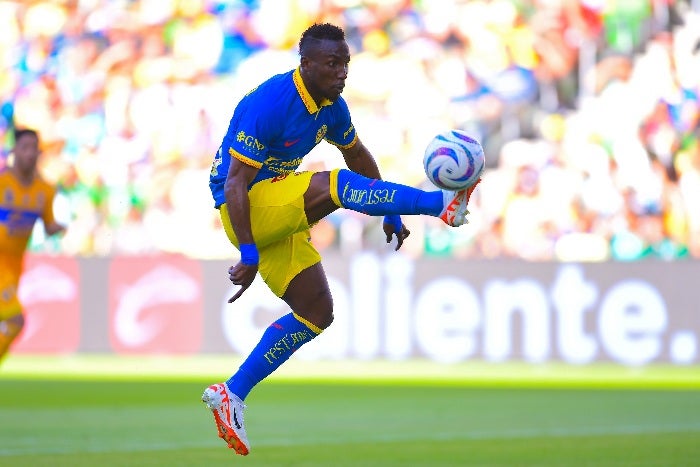 Julián Quiñones con la playera del América 