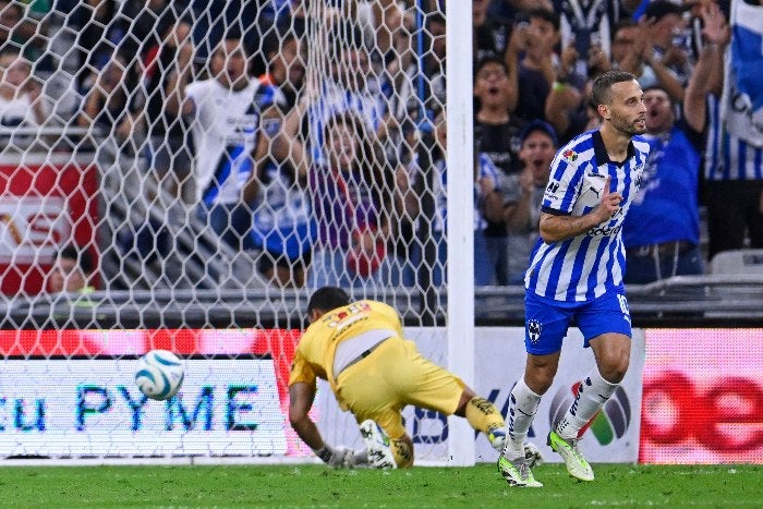 Canales celebrando su gol con Monterrey 