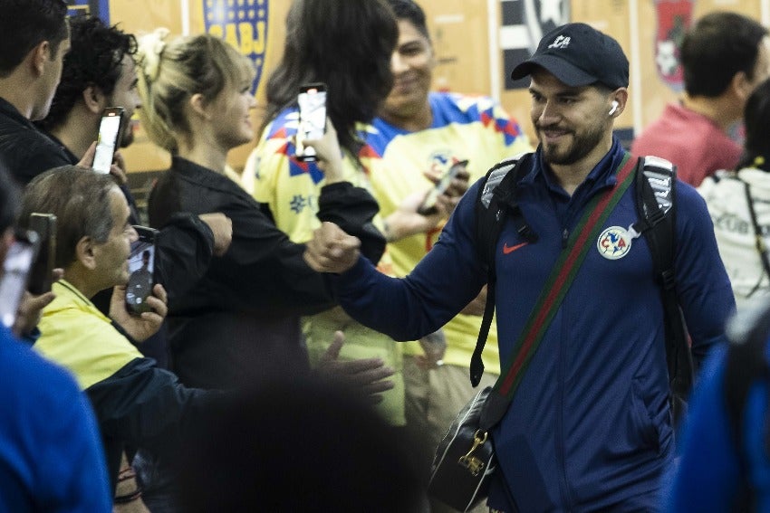 Familiares y amigos recibiendo al América