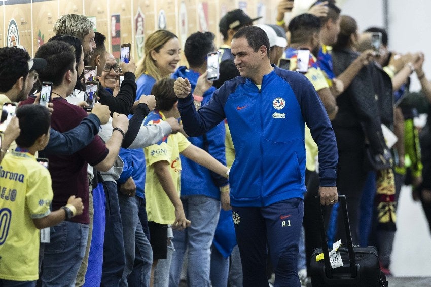 Familiares y amigos recibiendo al América