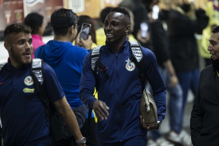 Quiñones llegando con las Águilas del América 