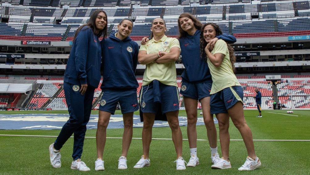 Jugadoras de América en la cancha del Estadio Azteca