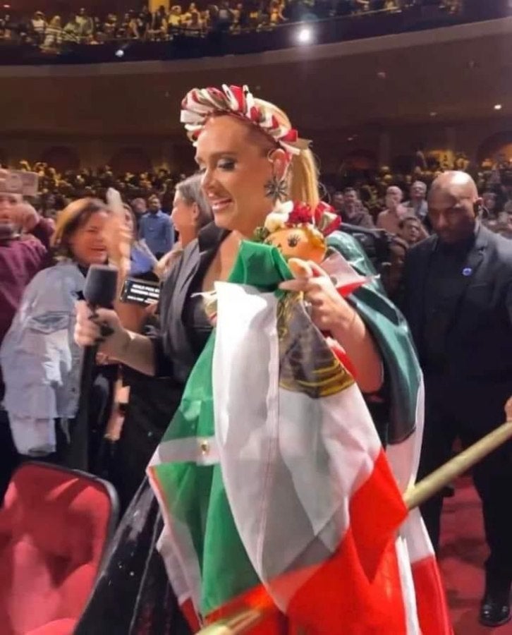 Adele recibió una bandera de México