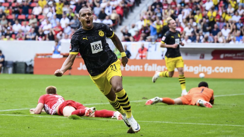 Malen celebra el gol del empate del Dortmund