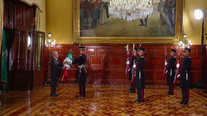 AMLO recibiendo la bandera previa al Grito de Independencia 