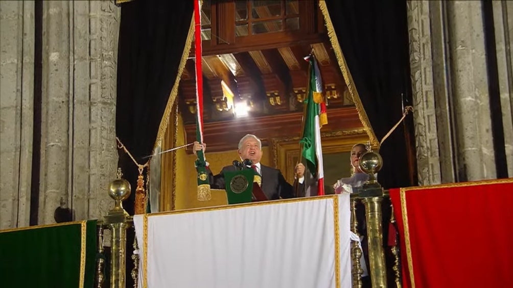 AMLO dando el Grito de Independencia  